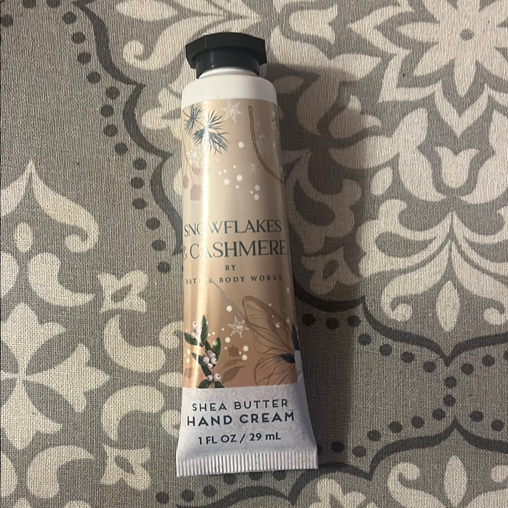 ✨Bath & Body Works Snowflakes & Cashmere Shea Butter Hand Cream -Cream and Gold✨